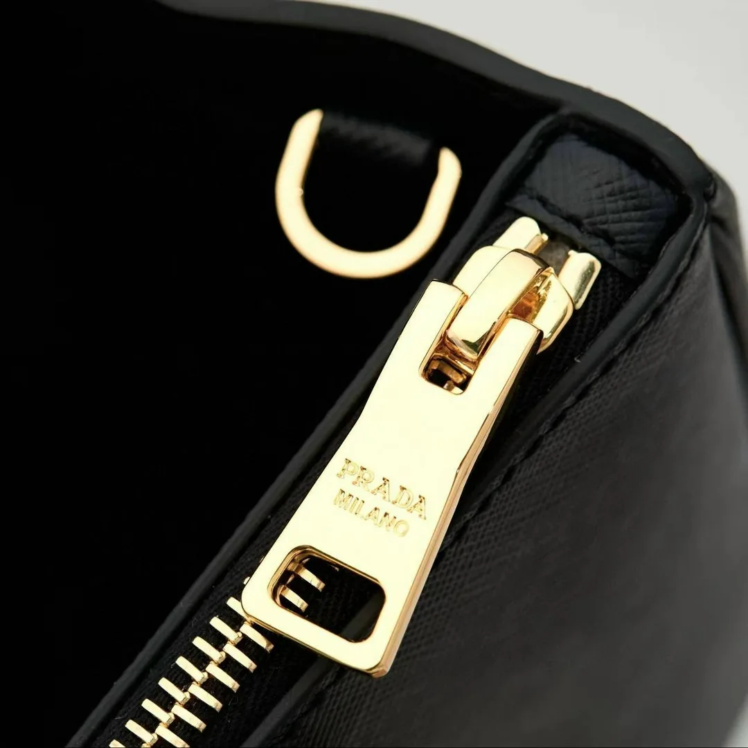 Средняя сумка Prada Galleria из кожи Saffiano с чёткой формой — фото 8