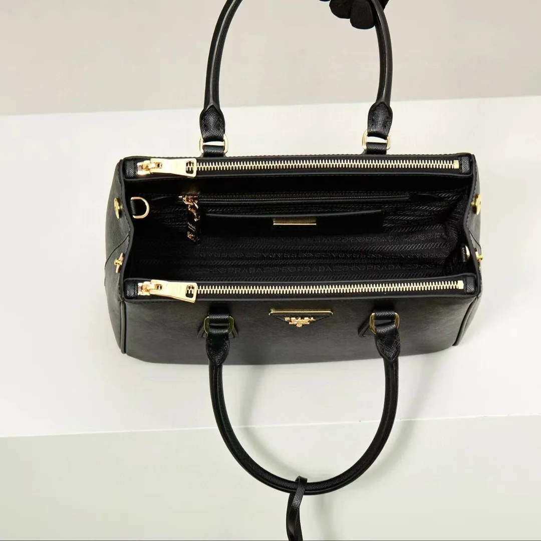 Средняя сумка Prada Galleria из кожи Saffiano с чёткой формой — фото 9