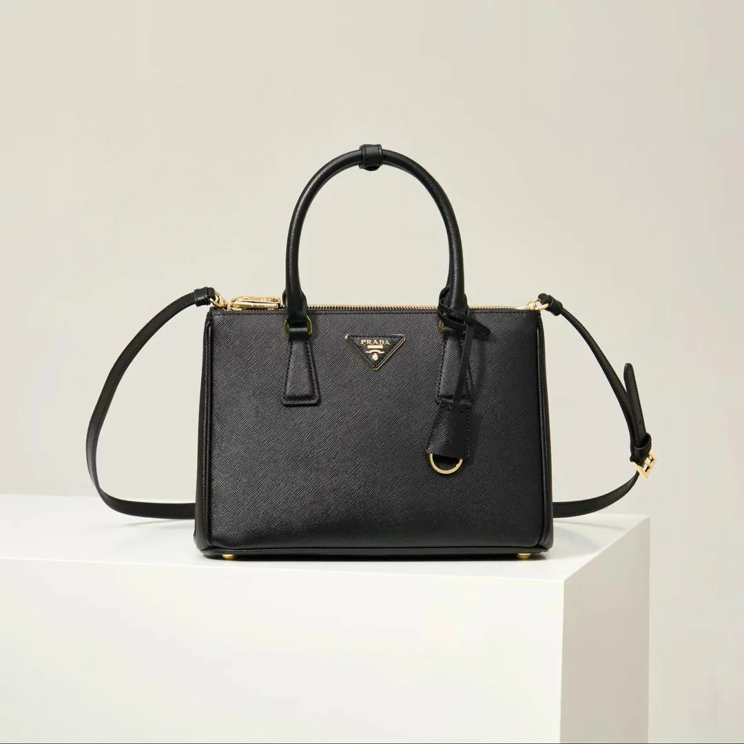 Средняя сумка Prada Galleria из кожи Saffiano с чёткой формой — фото 12