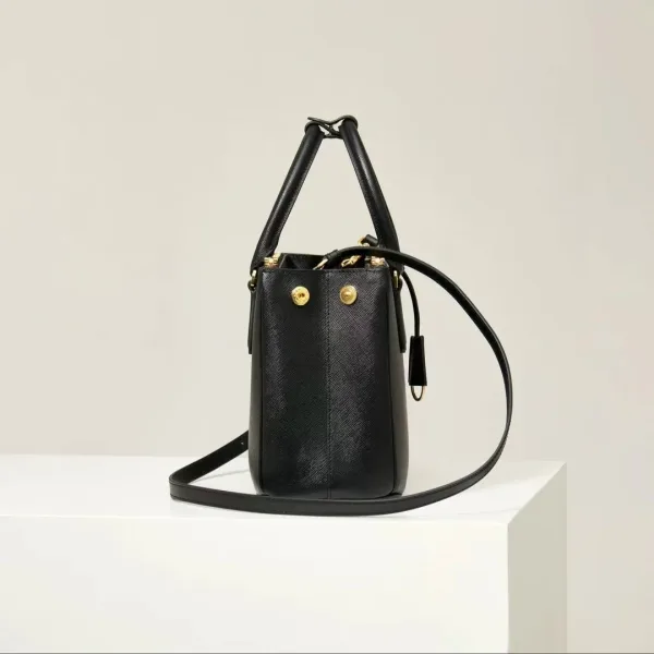 Средняя сумка Prada Galleria из кожи Saffiano с чёткой формой — фото 7