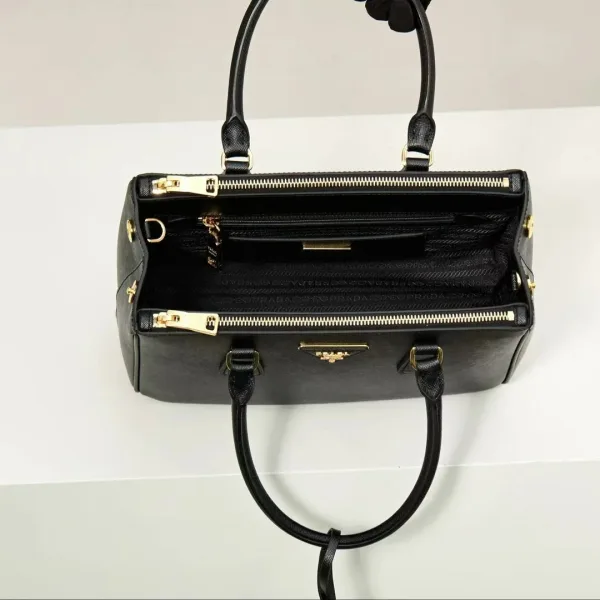 Средняя сумка Prada Galleria из кожи Saffiano с чёткой формой — фото 9