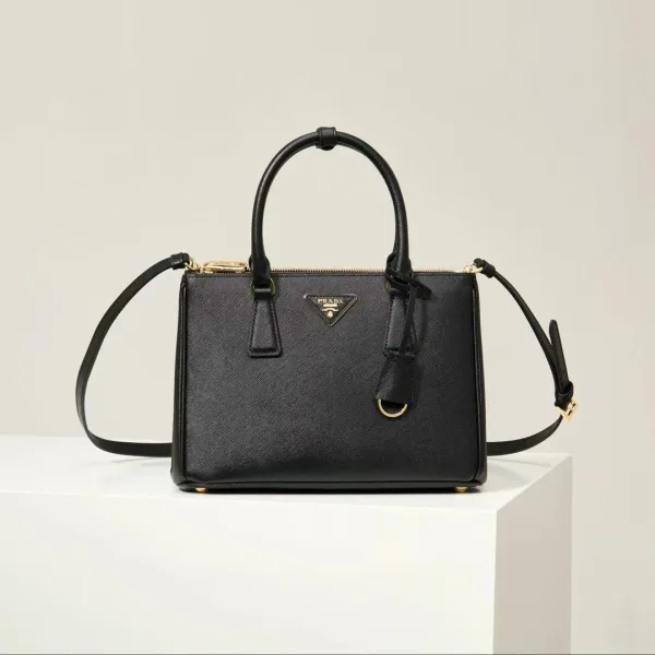 Средняя сумка Prada Galleria из кожи Saffiano с чёткой формой — фото 17