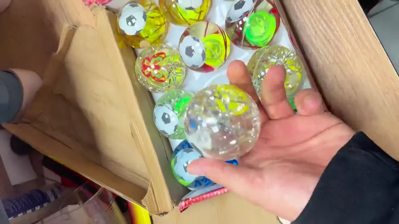 Игрушка Большие мячи прыгуны светящиеся — видео