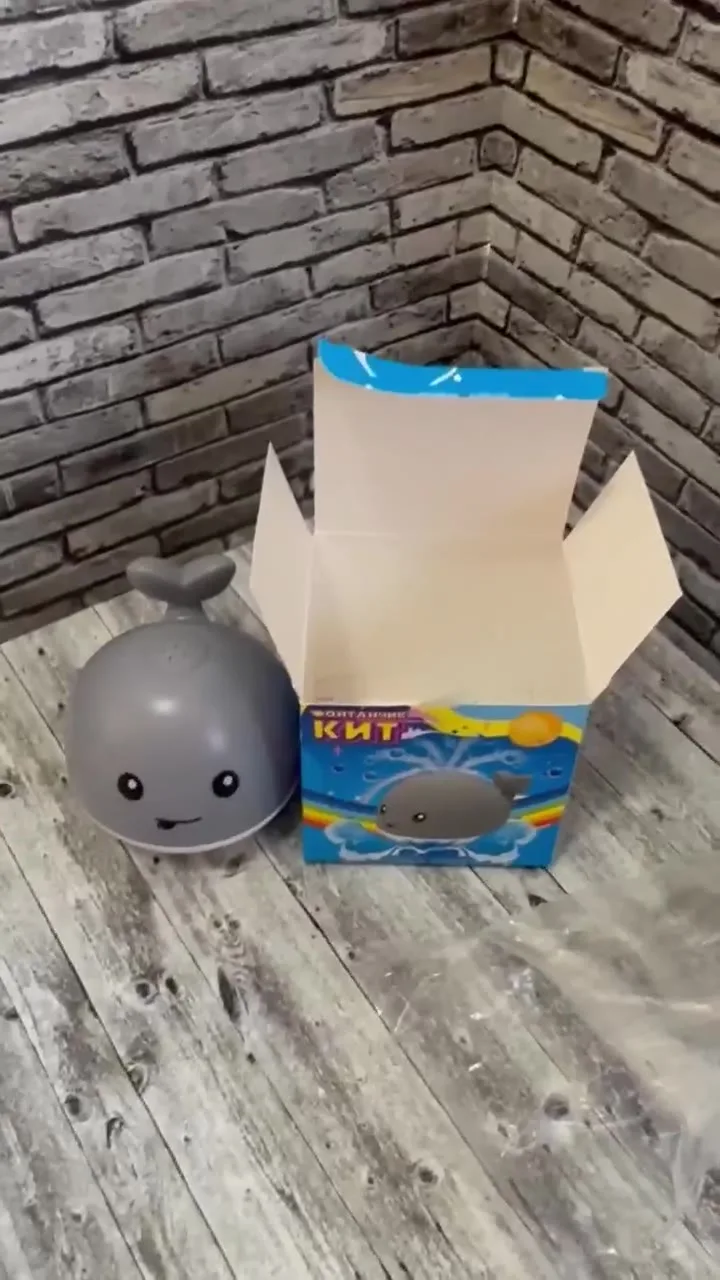 Пластиковая игрушка в форме кита — видео
