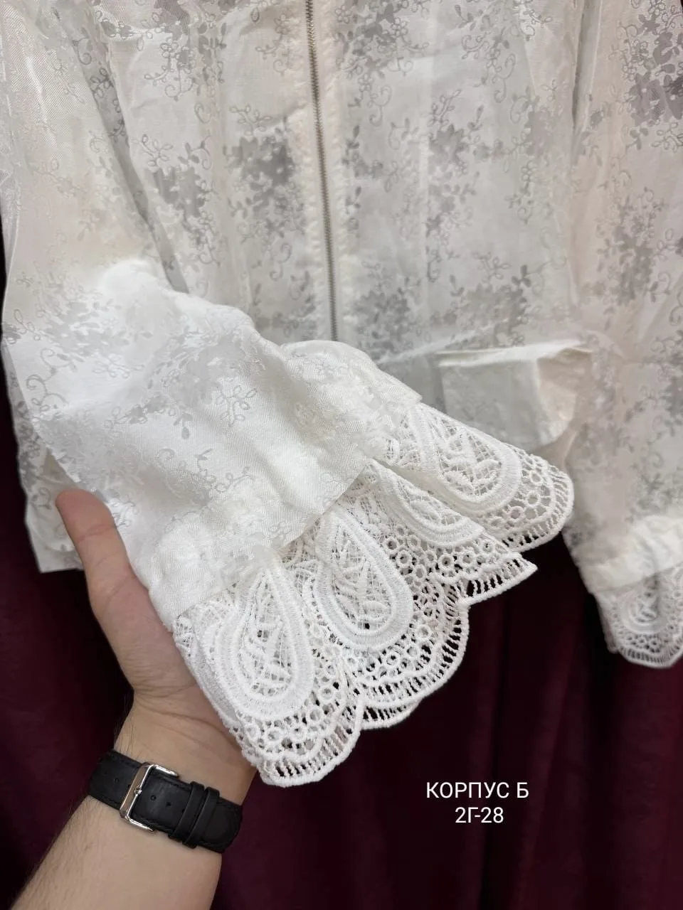 Лёгкая, ажурная курточка - ветровка с кружевными вставками и красивыми рукавами — фото 4