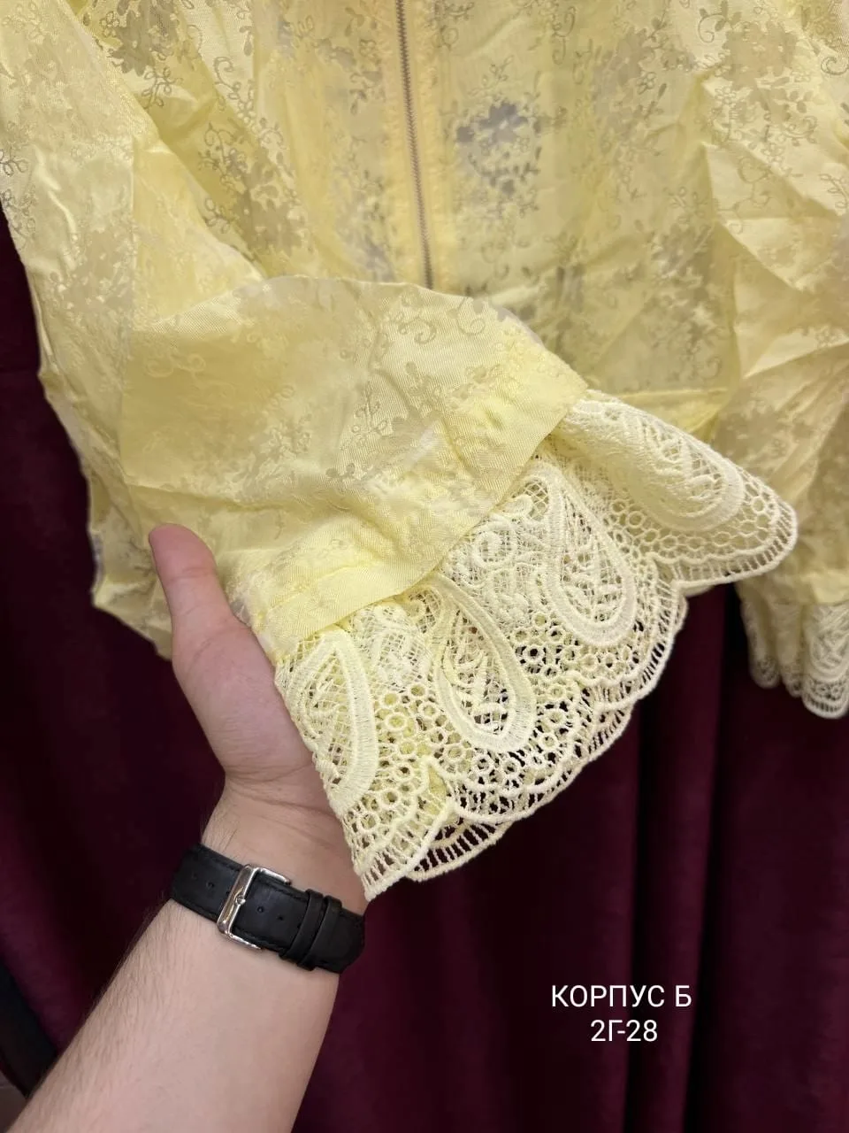 Лёгкая, ажурная курточка - ветровка с кружевными вставками и красивыми рукавами — фото 6