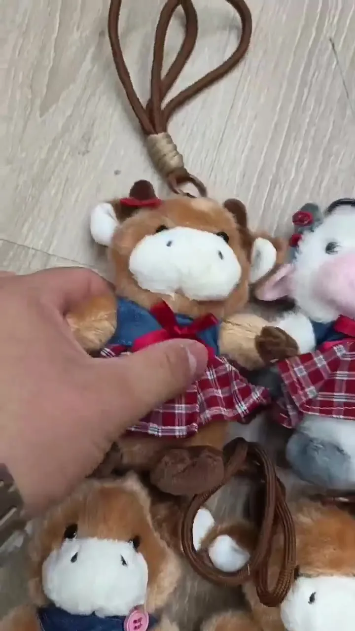 Декоративный брелок в форме коровы с подвесками-шариками — видео