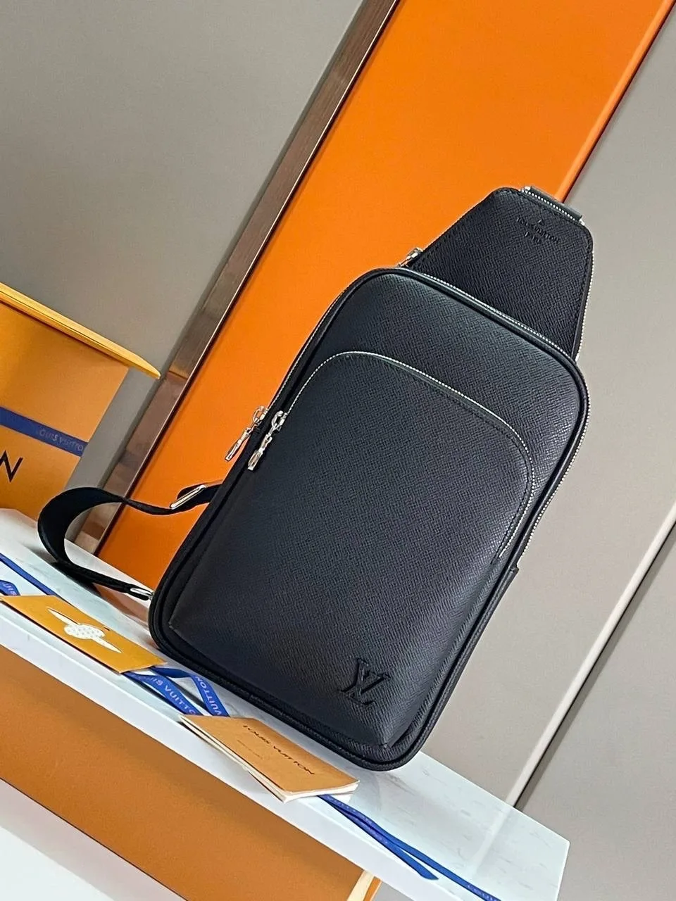Вот за что хорош формат sling bag руки свободны, всё нужное при тебе, а сама сумка не превращается в громоздкий багаж — фото 1