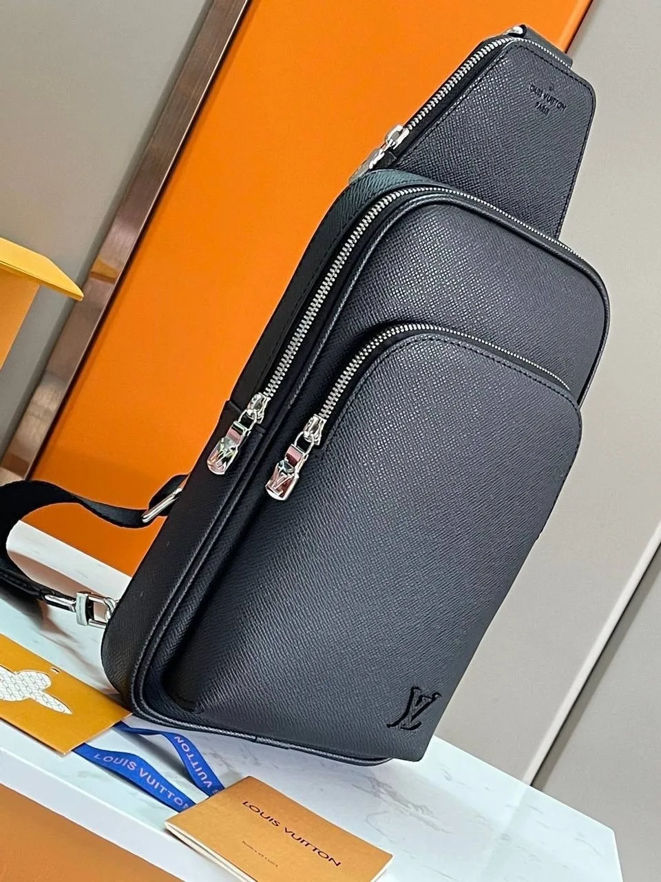Вот за что хорош формат sling bag руки свободны, всё нужное при тебе, а сама сумка не превращается в громоздкий багаж — фото 2