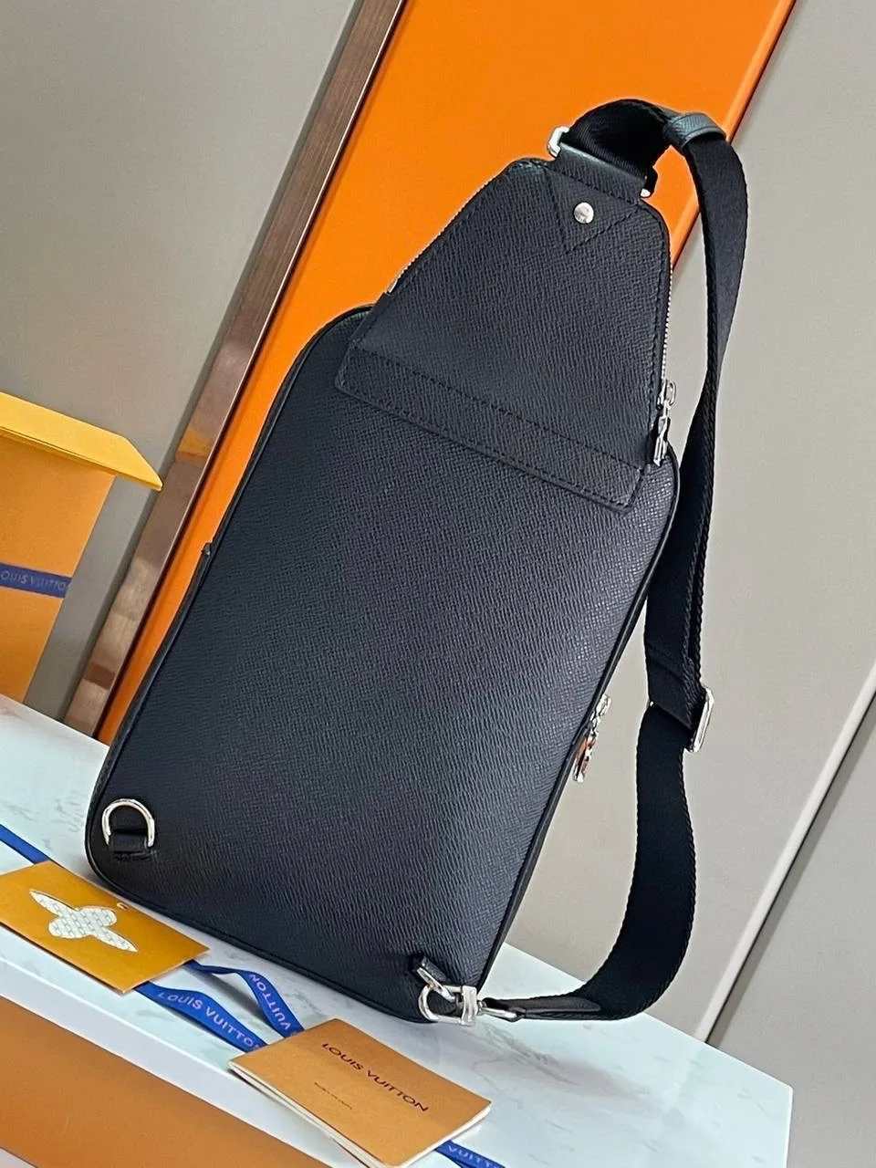 Вот за что хорош формат sling bag руки свободны, всё нужное при тебе, а сама сумка не превращается в громоздкий багаж — фото 3