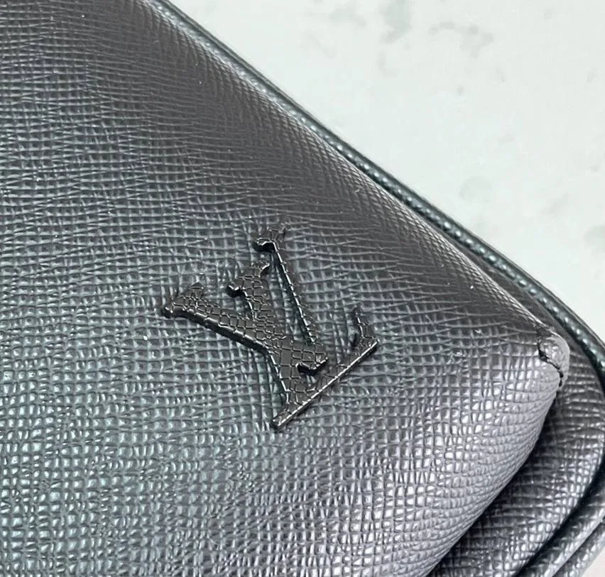 Вот за что хорош формат sling bag руки свободны, всё нужное при тебе, а сама сумка не превращается в громоздкий багаж — фото 5