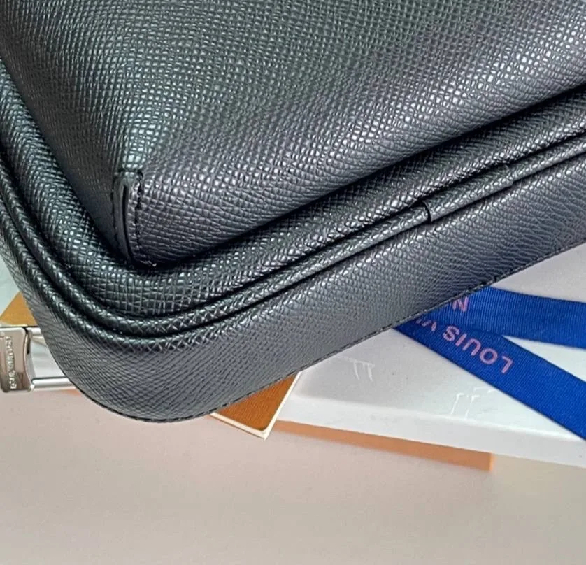 Вот за что хорош формат sling bag руки свободны, всё нужное при тебе, а сама сумка не превращается в громоздкий багаж — фото 6