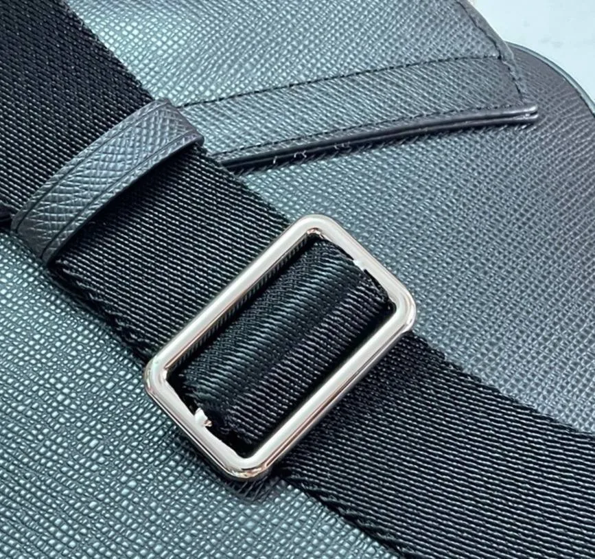 Вот за что хорош формат sling bag руки свободны, всё нужное при тебе, а сама сумка не превращается в громоздкий багаж — фото 8