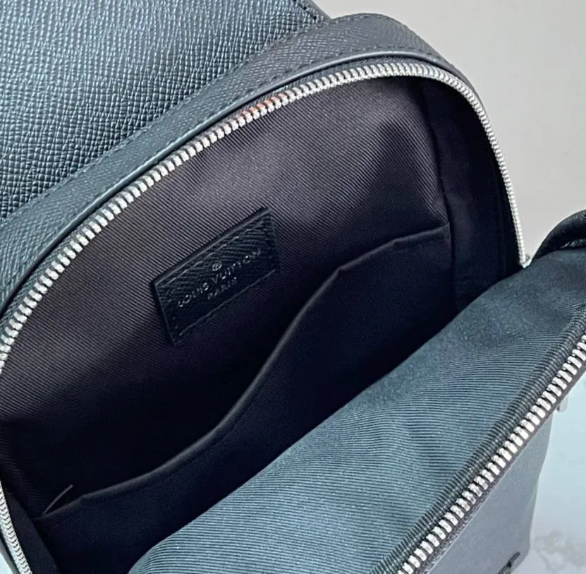 Вот за что хорош формат sling bag руки свободны, всё нужное при тебе, а сама сумка не превращается в громоздкий багаж — фото 9