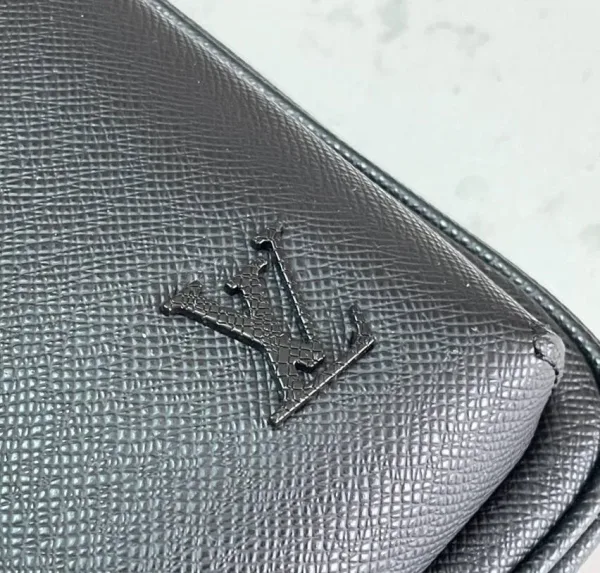Вот за что хорош формат sling bag руки свободны, всё нужное при тебе, а сама сумка не превращается в громоздкий багаж — фото 5