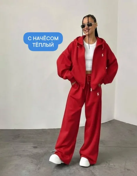 Укороченное худи на молнии и широкие штаны на резинке с велюровой подкладкой — фото 1