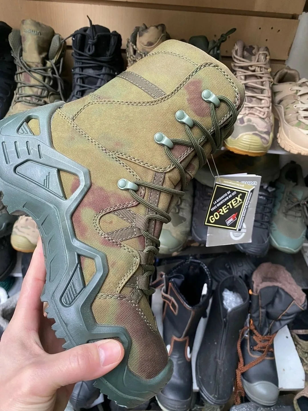 Легкие и удобные ботинки с мембраной GORE-TEX и подошвой LOWA — фото 7