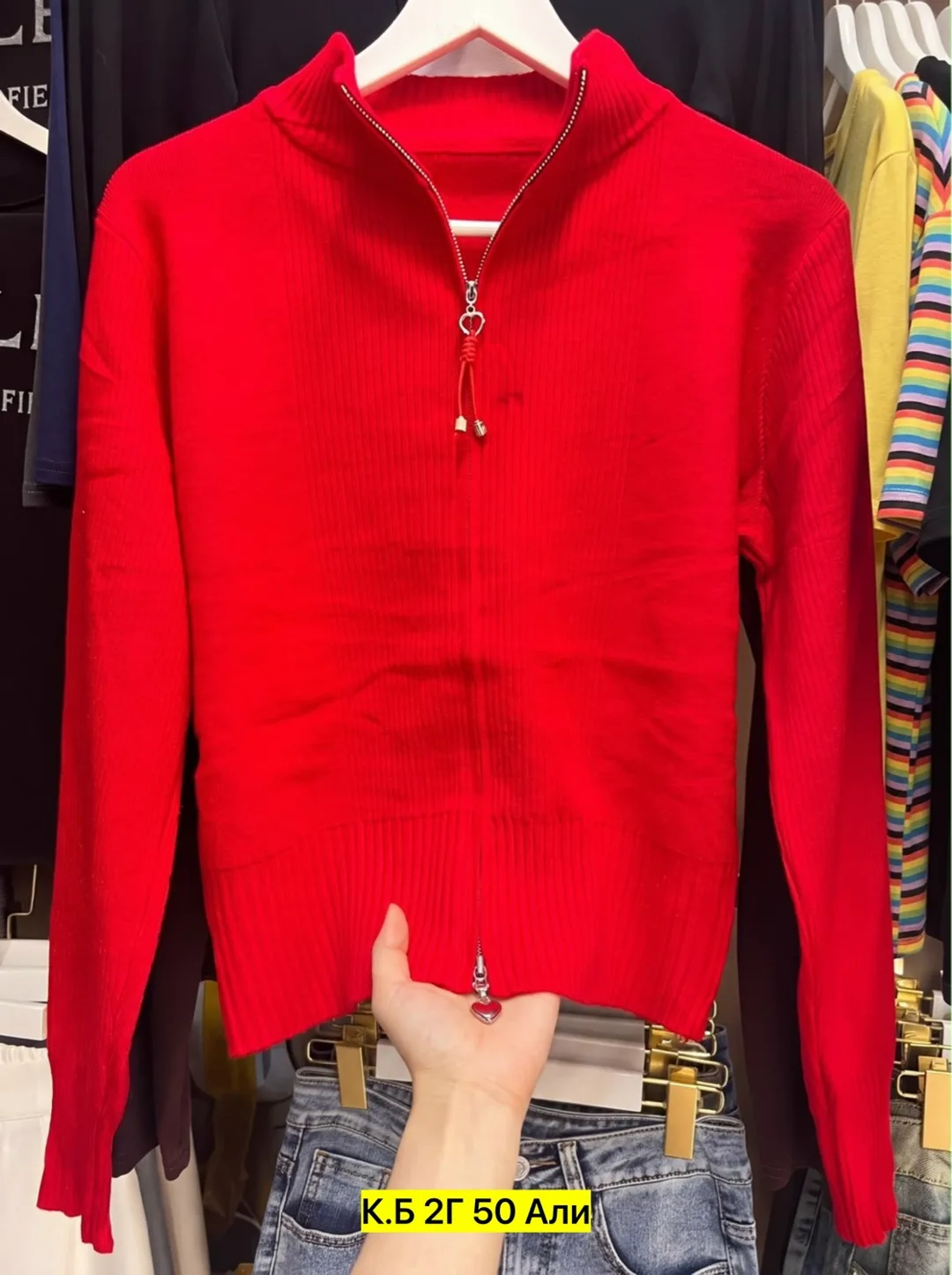 Женский приталенный свитер с застежкой-молнией — фото 15
