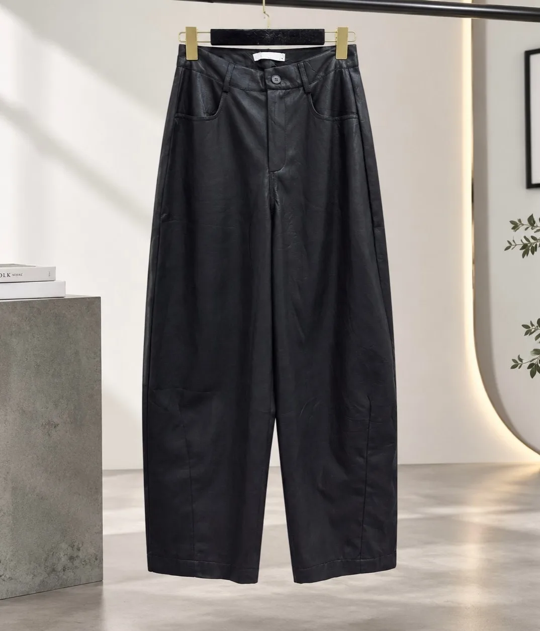 Брюки baggy из мягкой экокожи высокого качества — фото 13