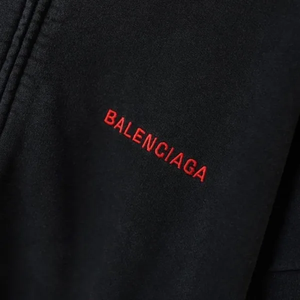 Balenciaga худи на молнии с красной вышивкой — фото 12