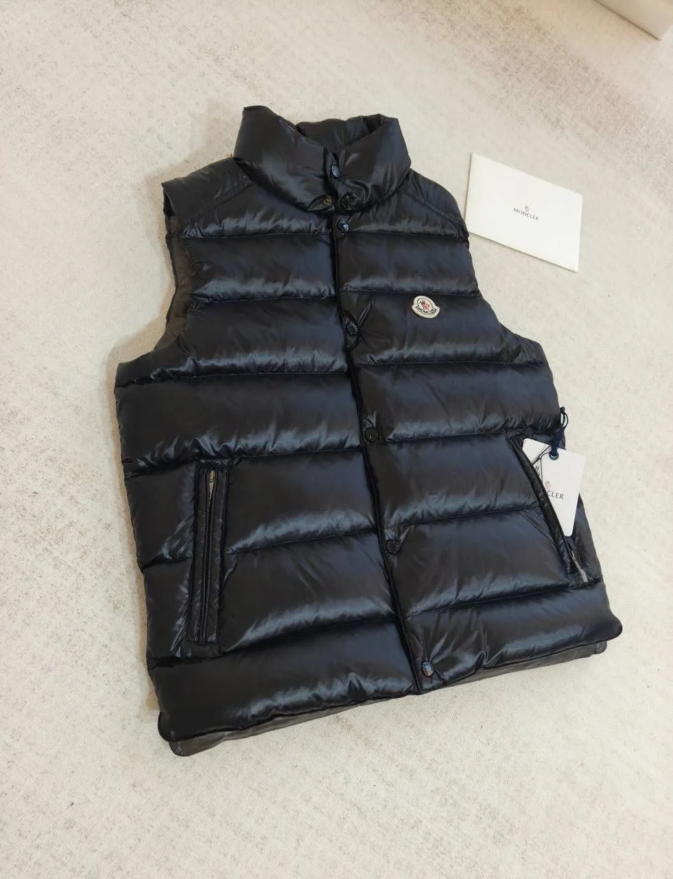 Жилет Moncler Tibb глянцевый дутый — фото 9