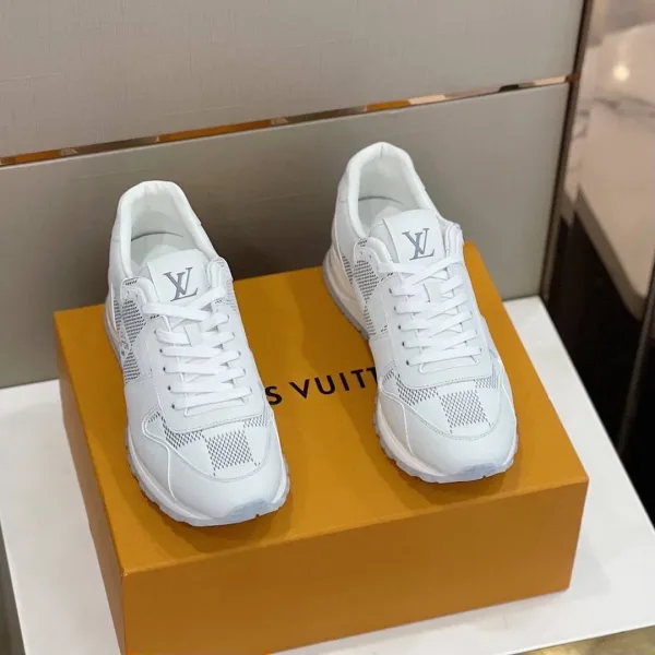 Белоснежные городские кроссовки-раннеры Louis Vuitton Run Away с перфорированной шахматной текстурой Damier — фото 1