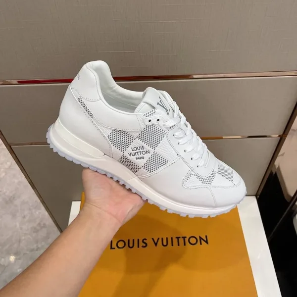 Белоснежные городские кроссовки-раннеры Louis Vuitton Run Away с перфорированной шахматной текстурой Damier — фото 3