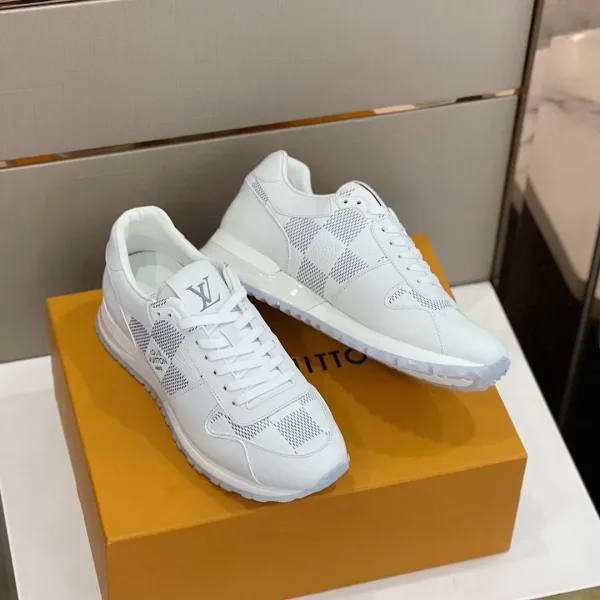 Белоснежные городские кроссовки-раннеры Louis Vuitton Run Away с перфорированной шахматной текстурой Damier — фото 8