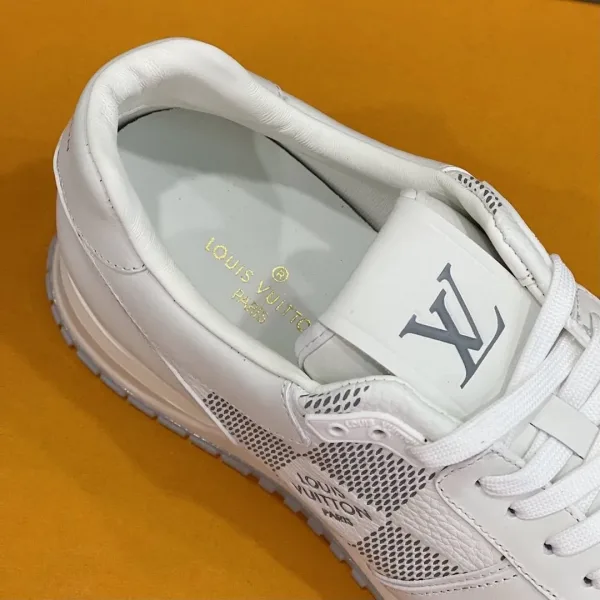Белоснежные городские кроссовки-раннеры Louis Vuitton Run Away с перфорированной шахматной текстурой Damier — фото 13