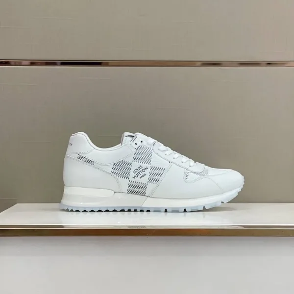 Белоснежные городские кроссовки-раннеры Louis Vuitton Run Away с перфорированной шахматной текстурой Damier — фото 15