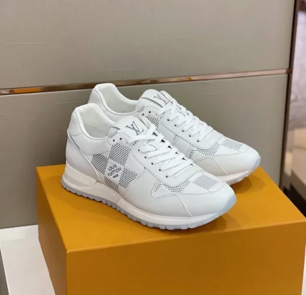Белоснежные городские кроссовки-раннеры Louis Vuitton Run Away с перфорированной шахматной текстурой Damier — фото 18