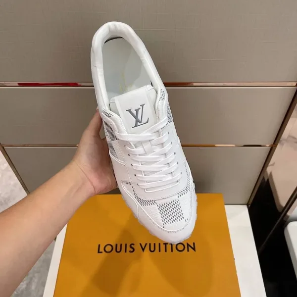Белоснежные городские кроссовки-раннеры Louis Vuitton Run Away с перфорированной шахматной текстурой Damier — фото 20