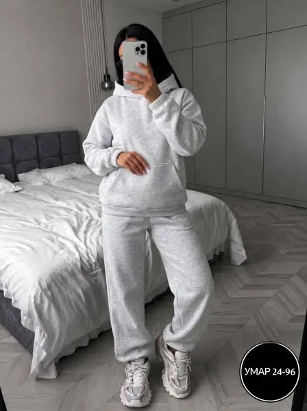 Костюм женский с отделкой искусственным мехом — фото 3