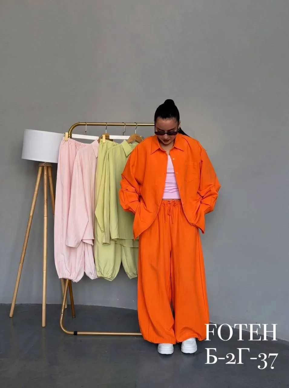 Свободный летний костюм из легкого льна: рубашка oversize — фото 3