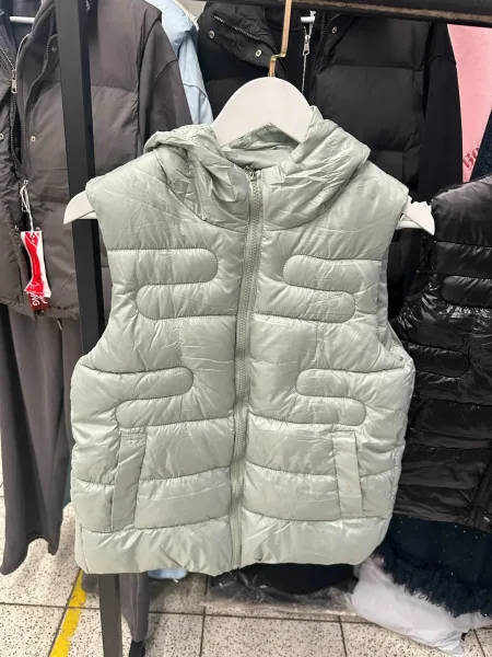 Жилетка модные с капюшоном на разные света — фото 2