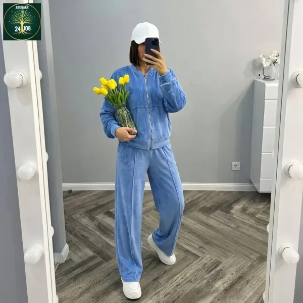 Костюм из ломаного велюра с удобной посадкой по фигуре — фото 3
