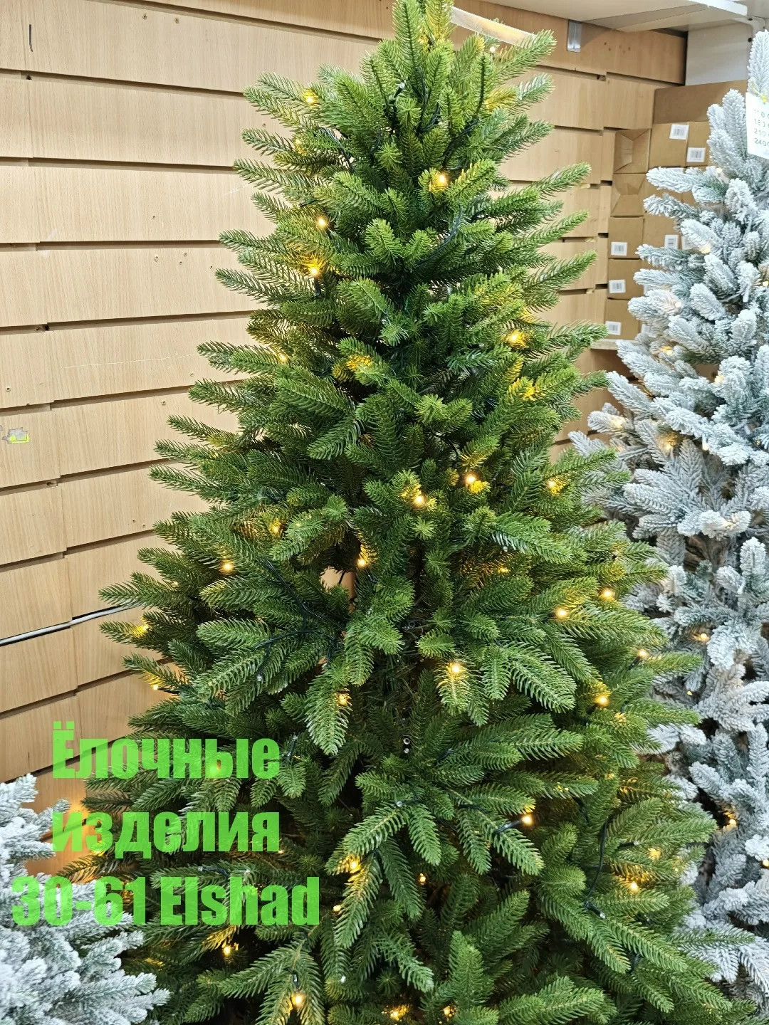 Литая зелёная ёлка с подсветкой, подходящая для новогоднего декора — фото 4