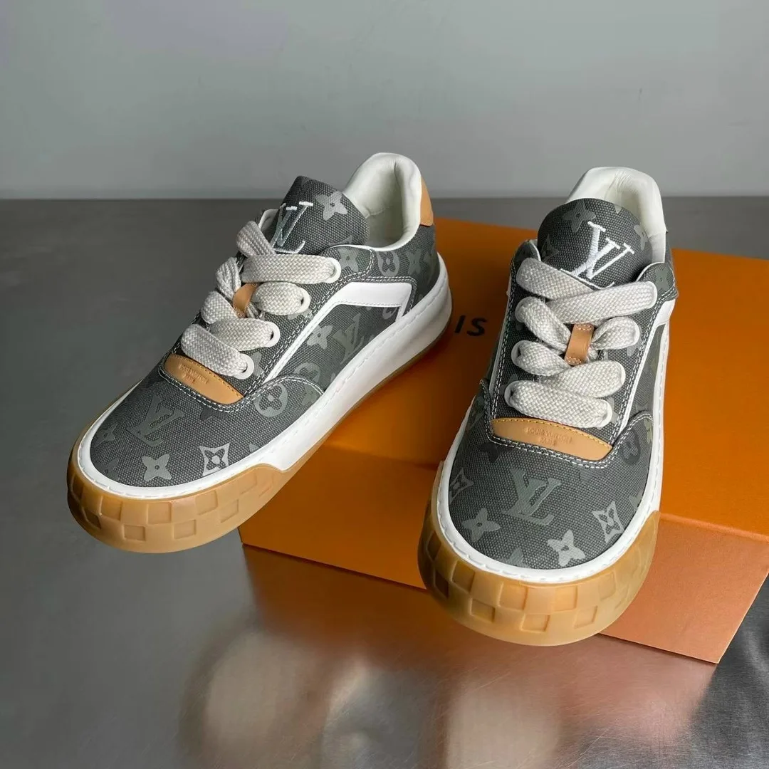 Кроссовки интересно рассматривать в движении рельефный Monogram Surplus меняется вместе со светом, поэтому поверхность н — фото 2