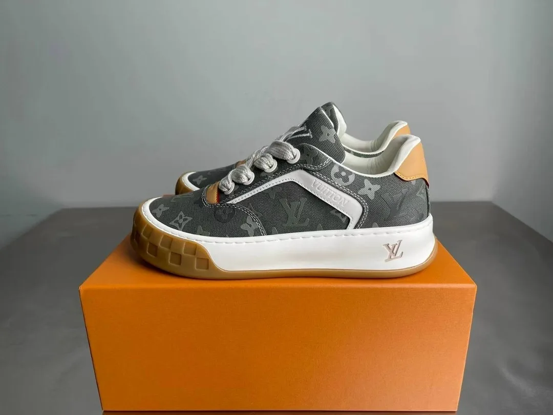 Кроссовки интересно рассматривать в движении рельефный Monogram Surplus меняется вместе со светом, поэтому поверхность н — фото 4