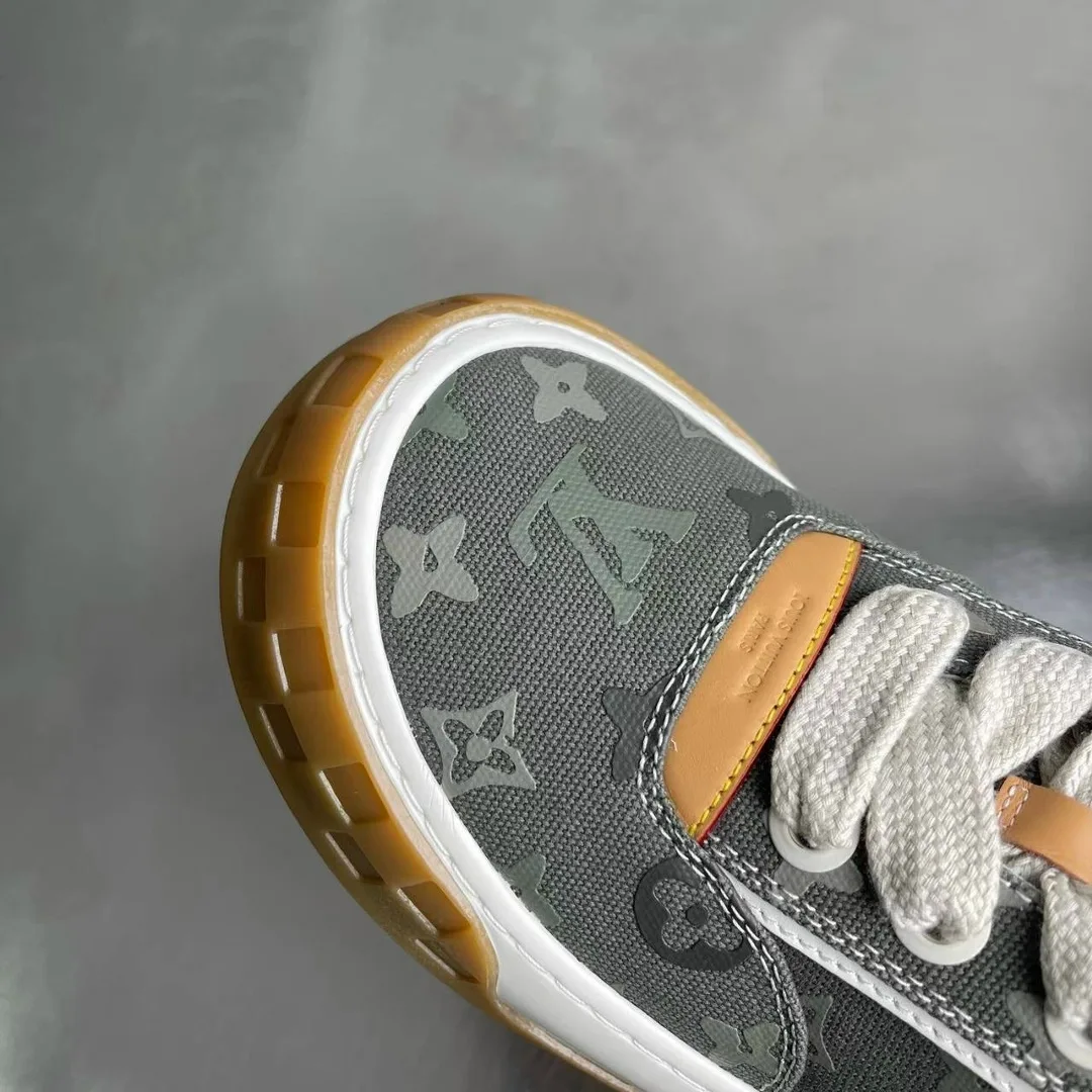 Кроссовки интересно рассматривать в движении рельефный Monogram Surplus меняется вместе со светом, поэтому поверхность н — фото 5