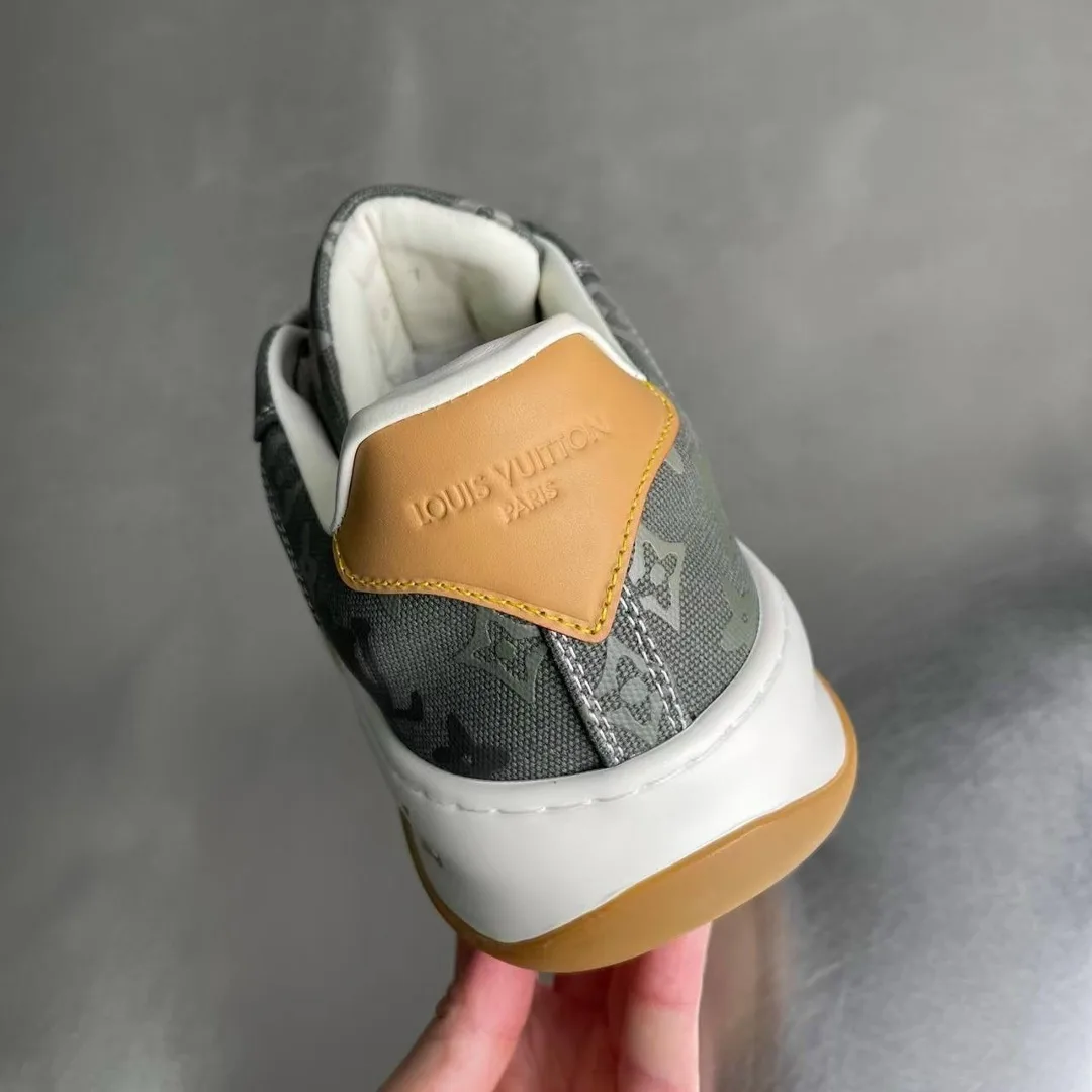 Кроссовки интересно рассматривать в движении рельефный Monogram Surplus меняется вместе со светом, поэтому поверхность н — фото 7