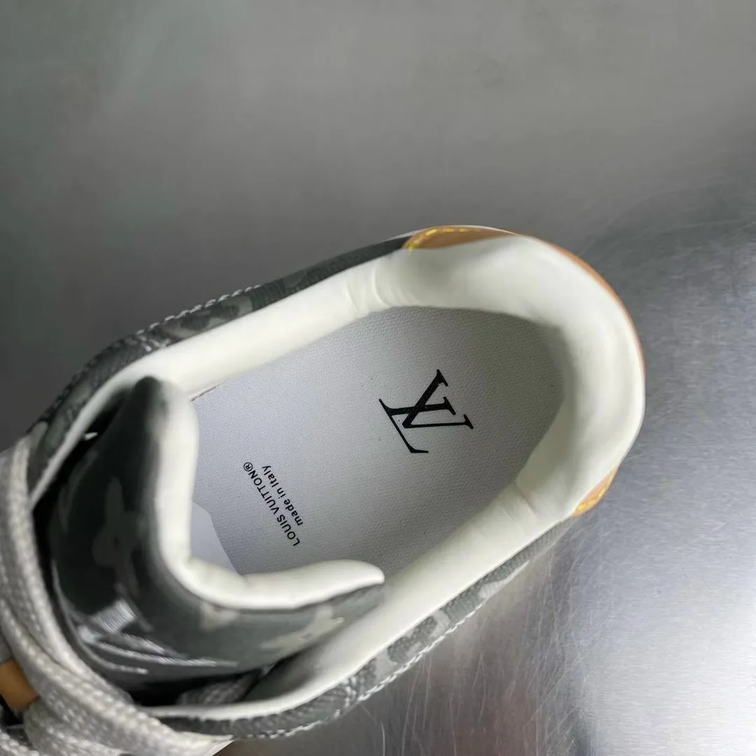 Кроссовки интересно рассматривать в движении рельефный Monogram Surplus меняется вместе со светом, поэтому поверхность н — фото 8