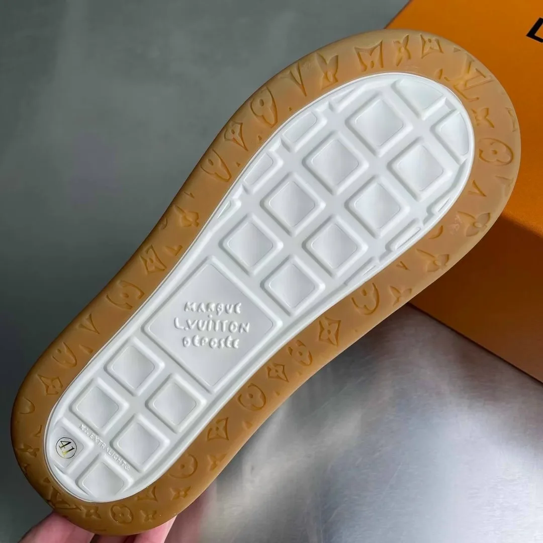 Кроссовки интересно рассматривать в движении рельефный Monogram Surplus меняется вместе со светом, поэтому поверхность н — фото 9