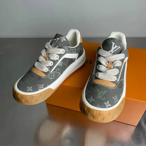 Кроссовки интересно рассматривать в движении рельефный Monogram Surplus меняется вместе со светом, поэтому поверхность н — фото 1