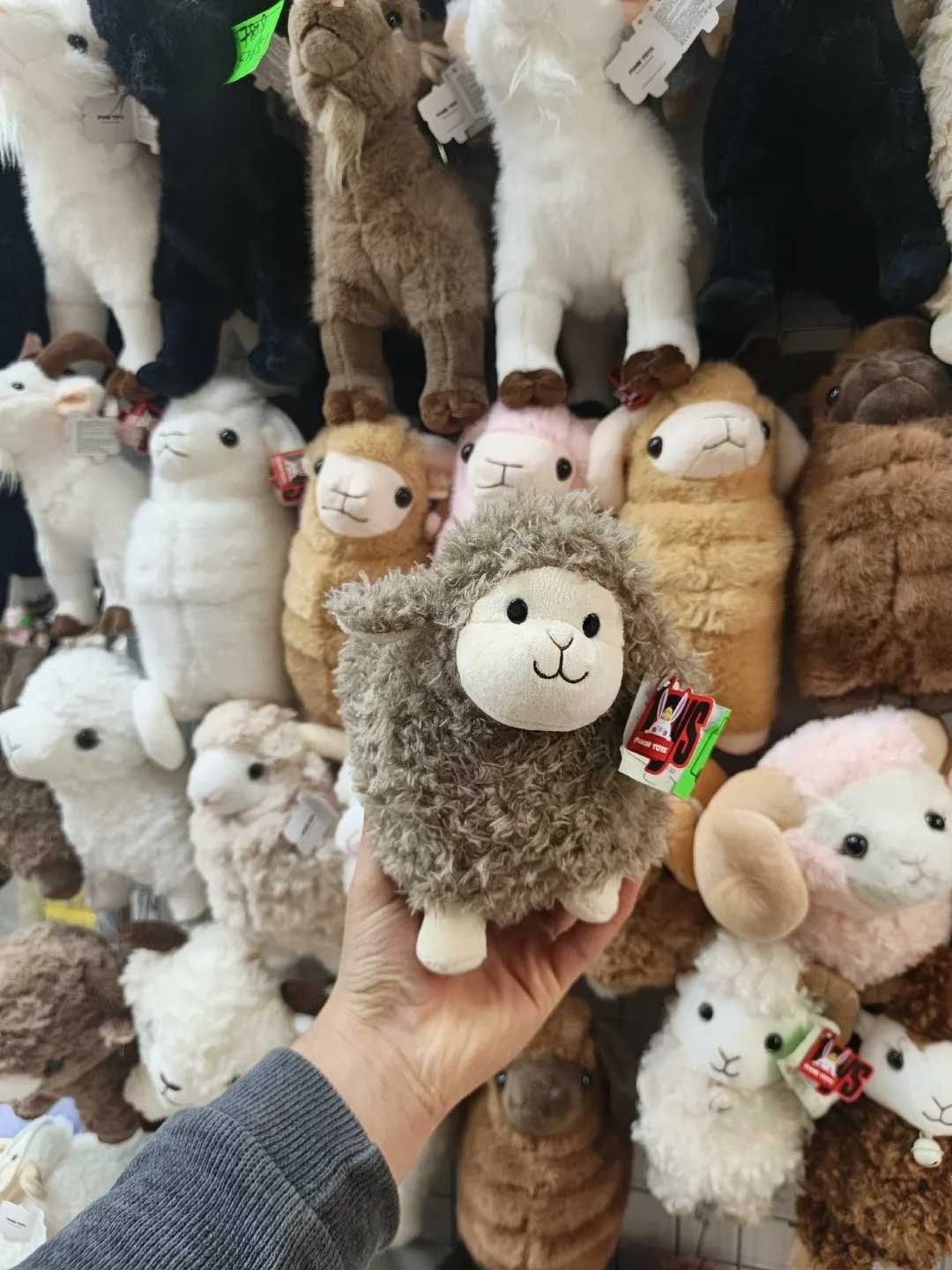 Мягкая игрушка барашка из качественного материала — фото 1