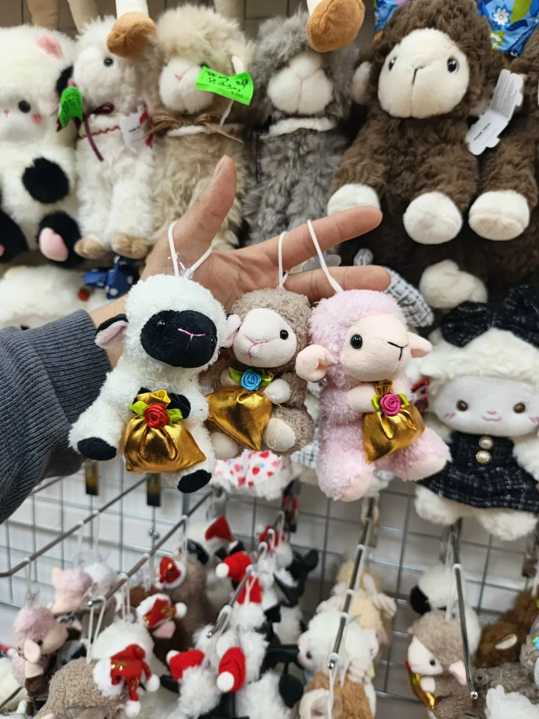 Маленький брелок в форме барашка — стильный аксессуар для ключей — фото 2