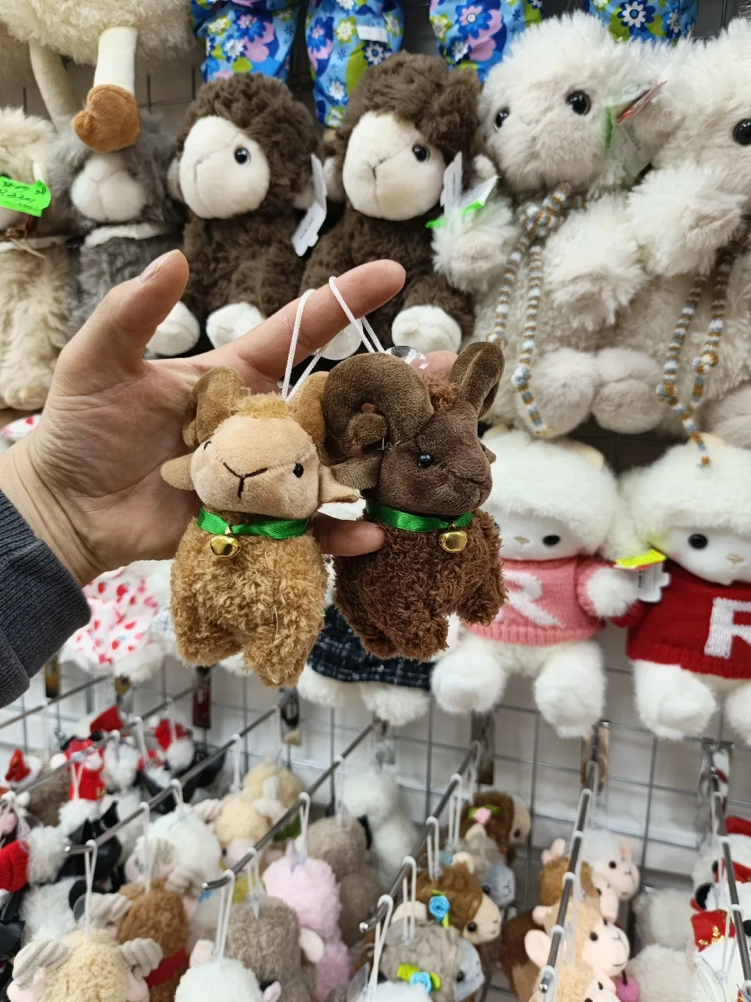 Маленький брелок в форме барашка — стильный аксессуар для ключей — фото 9