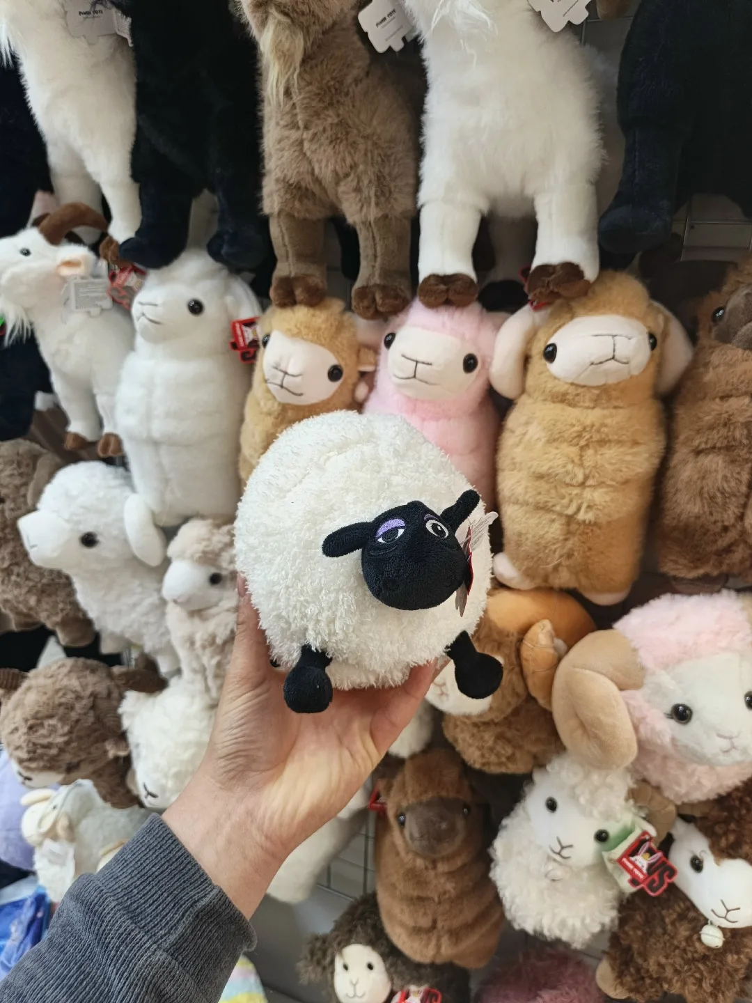 Мягкая игрушка барашка из качественного материала — фото 1