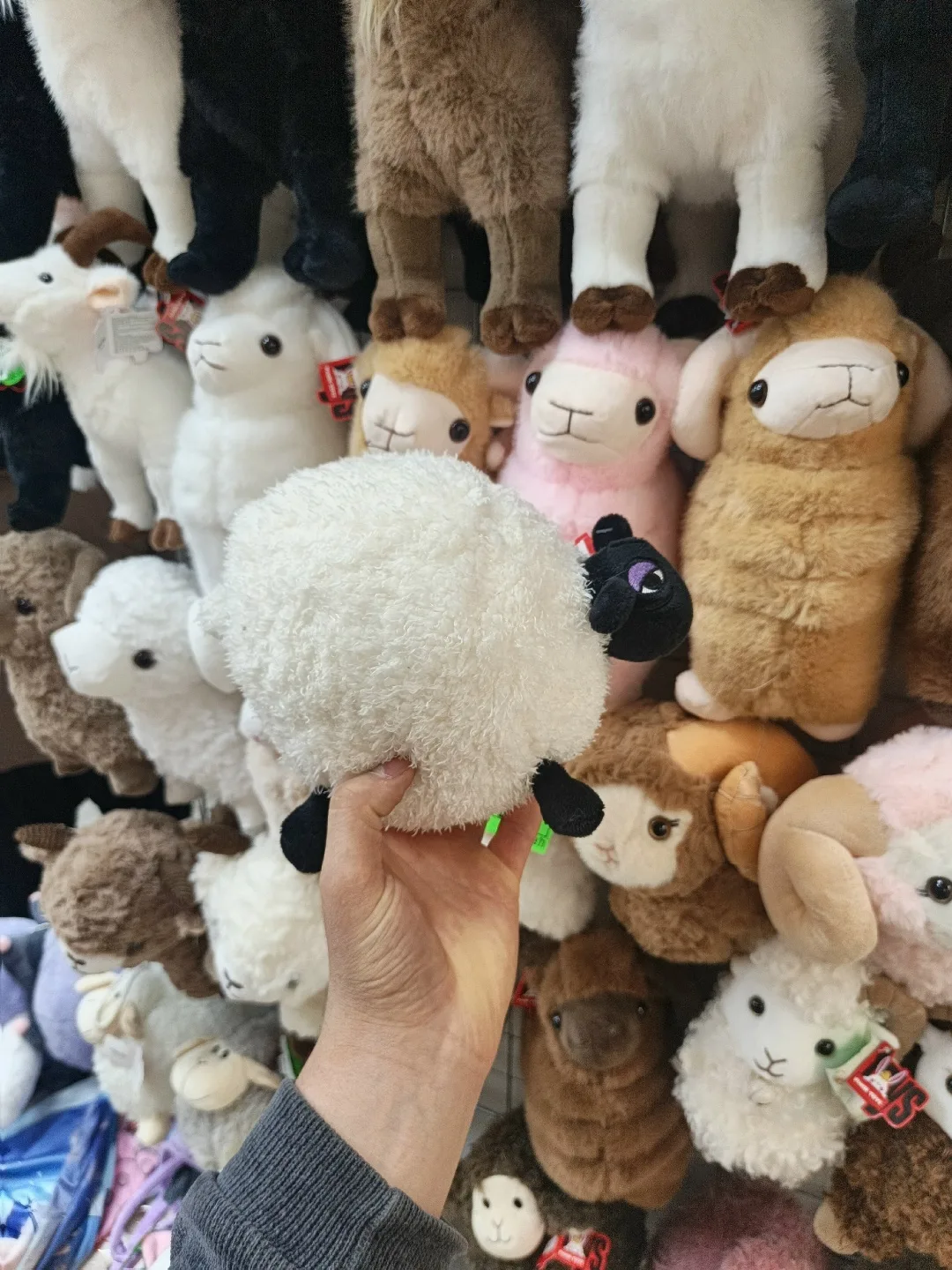 Мягкая игрушка барашка из качественного материала — фото 2