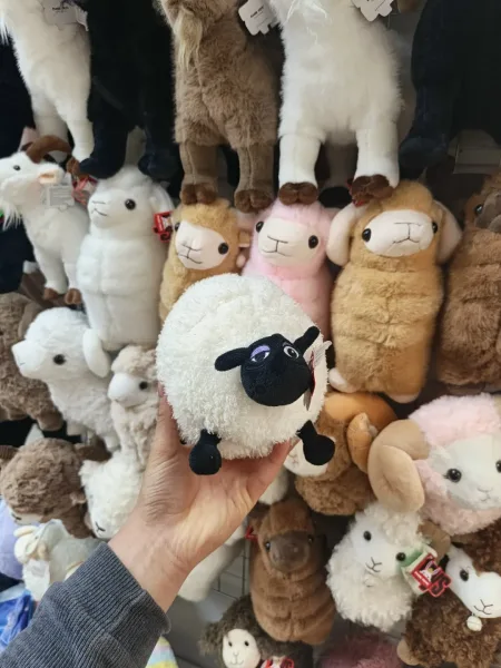 Мягкая игрушка барашка из качественного материала — фото 1